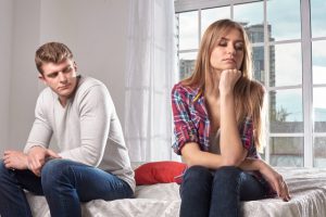 沈黙してつまらなそうにそっぽを向く女
