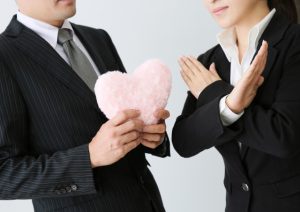 社内恋愛禁止と男の好意をバッテンマークで拒否する女