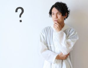 ハテナマークを出しながら考え込む男