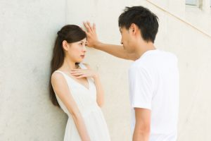 壁ドンして女を口説く男