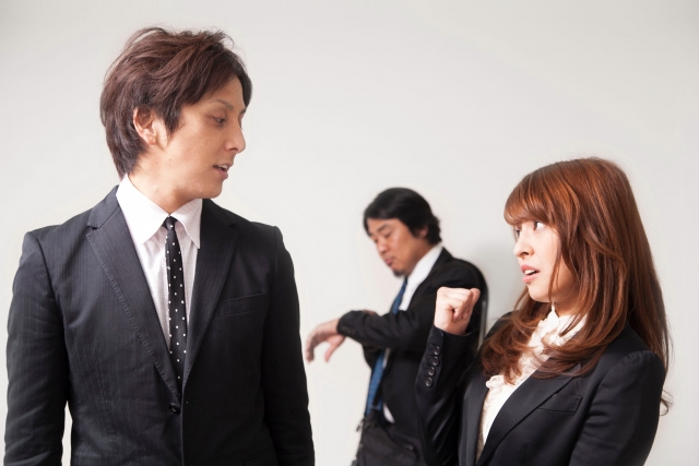 他人のことを男に告げ口する女
