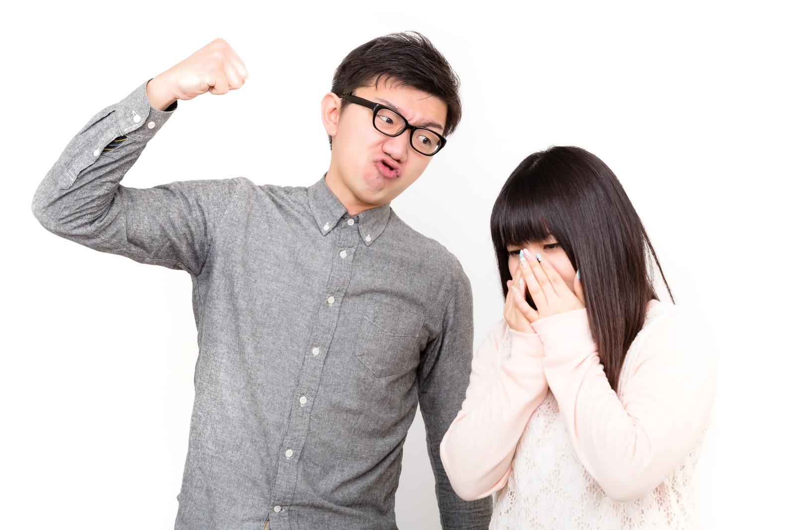彼女を殴る男